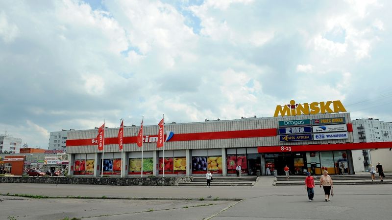 Demontēs tirdzniecības centra Minska izkārtni