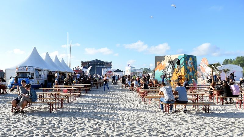 Vai vēlies tirgoties Positivus un Summer Sound? Uzzini, cik tas izmaksās!