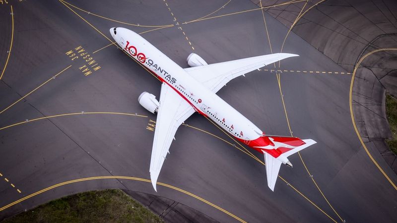 Qantas prasīs starptautisko reisu pasažieriem vakcinēties pret Covid-19