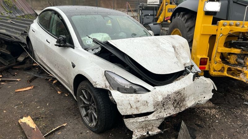 Rīgā sadauza koplietošanas auto Tesla, sabojājot arī citu personu īpašumu
