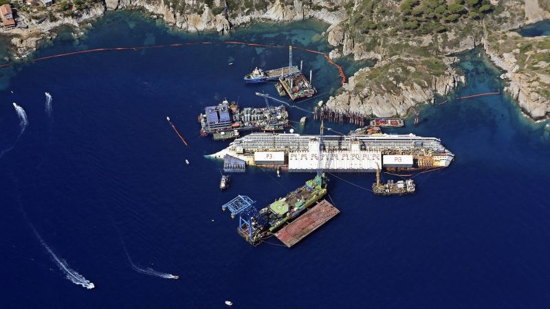 Costa Concordia vraks neilgi pirms tā izcelšanas no ūdens