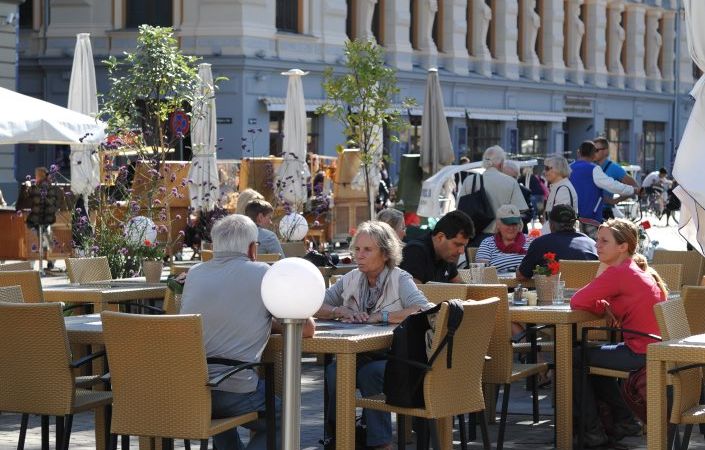 Vecrīgas krodziņiem šovasar trūcis tūristu un siltu vakaru