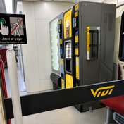 Viens Vivi dīzeļvilciens aprīkots ar uzkodu un kafijas automātiem