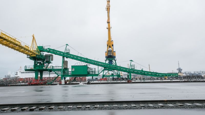 Krievu salas terminālī uzkrauts pirmais kravas kuģis