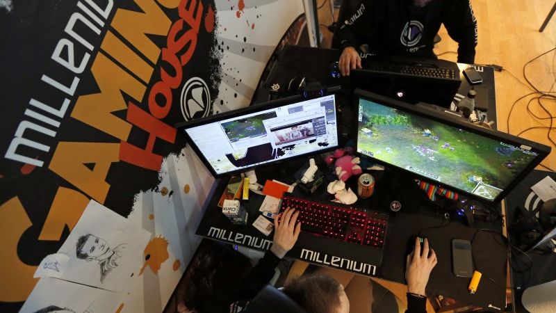 Videospēļu profesionāļu mekā Millenium Gaming House darbs nereti ieilgst līdz naktij