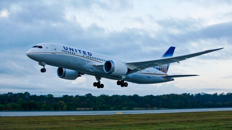 Dreamliner uzsāk pasaules lielākās aviokompānijas glābšanas misiju