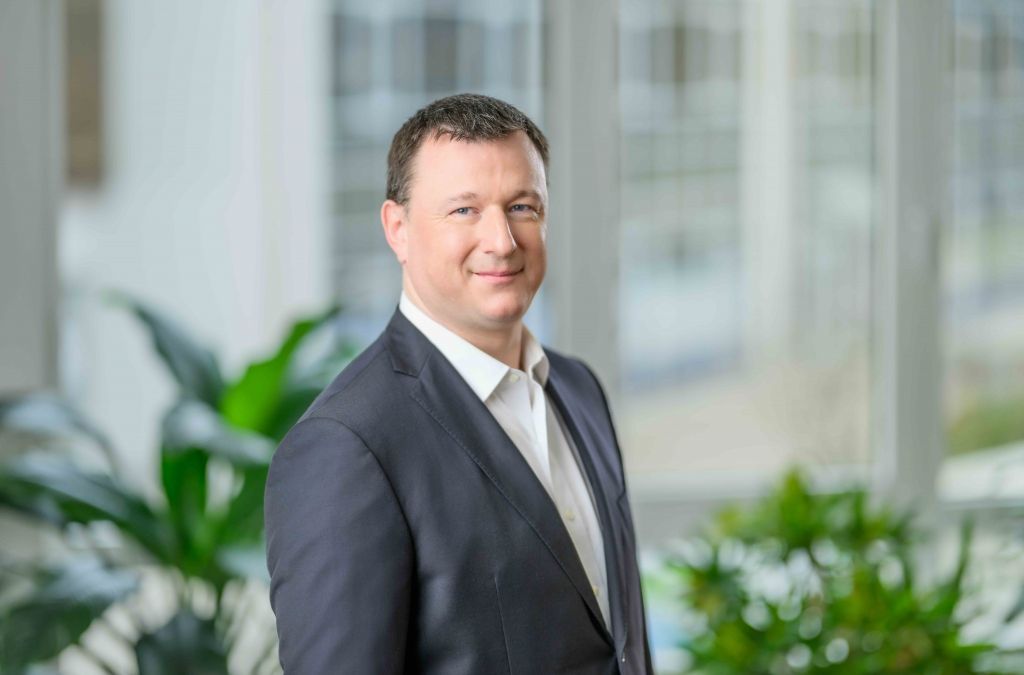 EY: Latvija trīs gadu laikā sasniegusi augstāko ārvalstu investīciju radīto darbavietu skaitu Baltijā