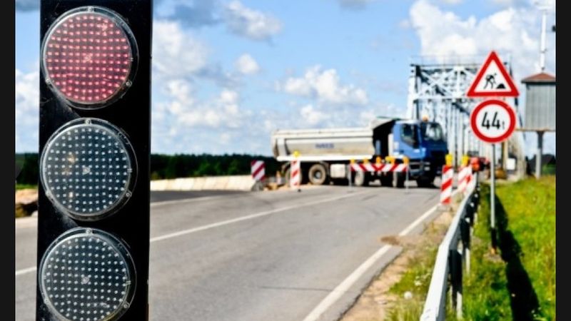 Kravas transports ignorē ierobežojumus satiksmei pār Lielupes pagaidu tiltu
