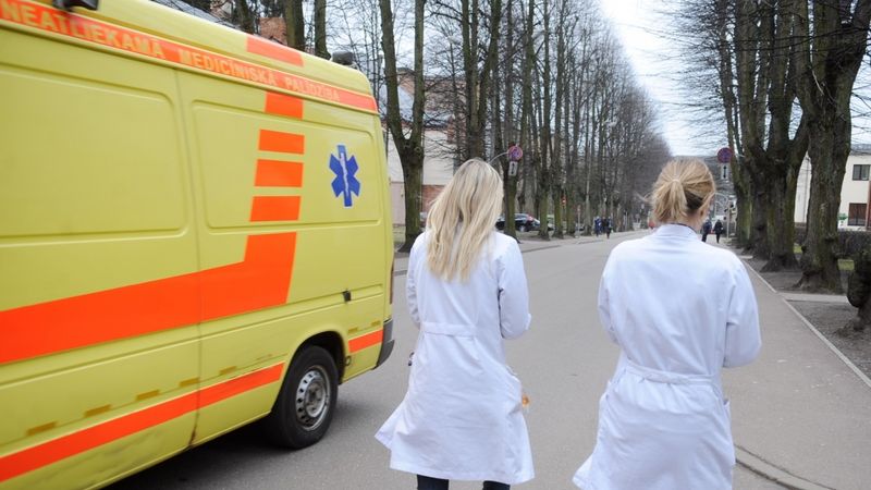 Papildināta - Steidzamības kārtā plāno paplašināt mediķu loku, kas varēs strādāt NMPD brigādēs