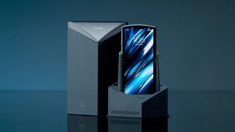Motorola izveidojusi salokāmu viedtālruni