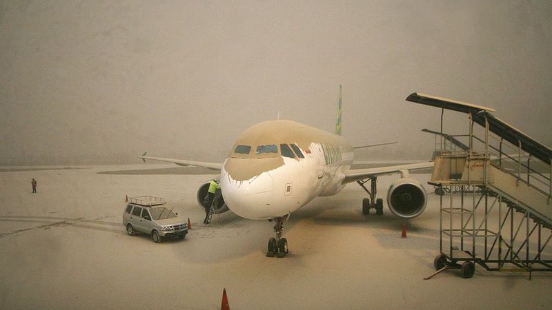 Indonēzijā vulkāna izvirduma dēļ evakuēti tūkstošiem cilvēku; divi bojāgājušie