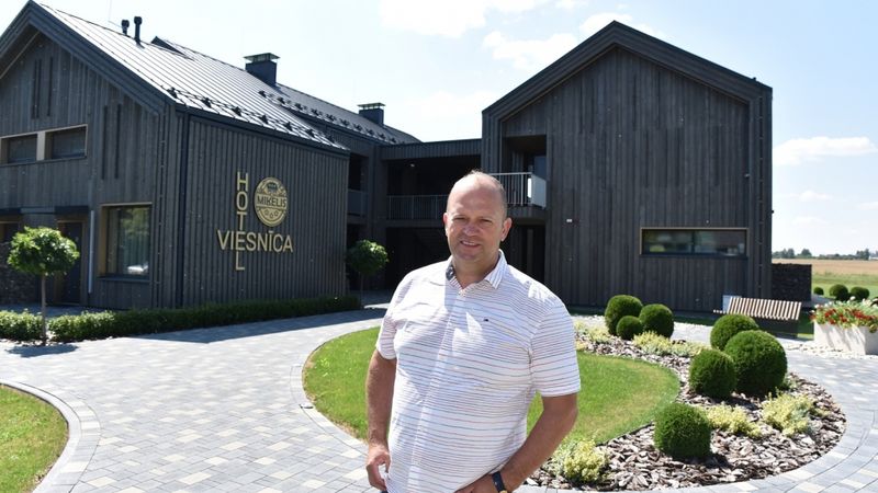 FOTO: Atpūtas kompleksa Miķelis viesnīcas būvniecībā iegulda miljonu