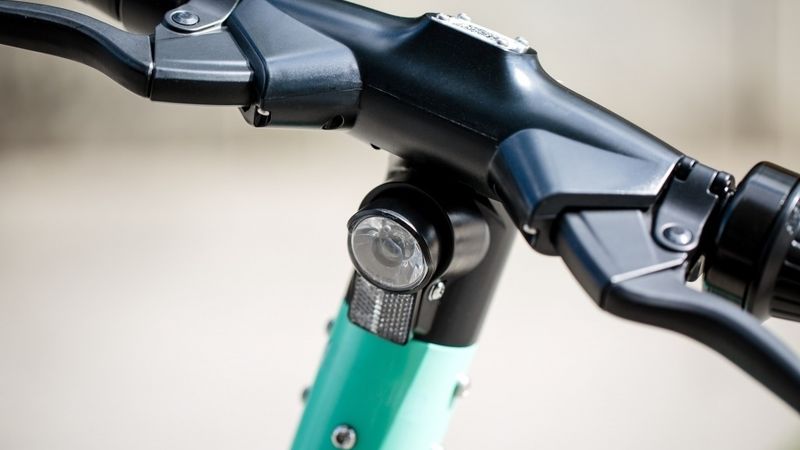 Parīzē atbalstīts elektrisko skrejriteņu nomas aizliegums