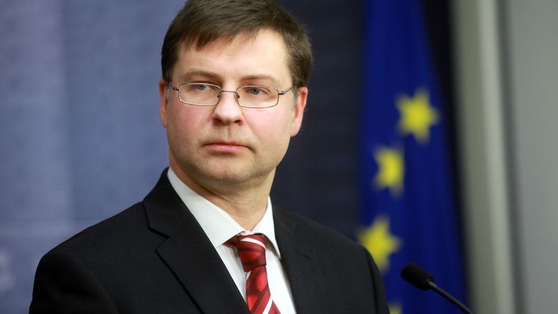 Papildināta - Dombrovskim EK viceprezidenta amats eiro un sociālā dialoga jautājumos