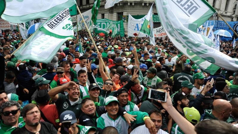 FOTO: Argentīnu paralizē streiks pret taupības pasākumiem