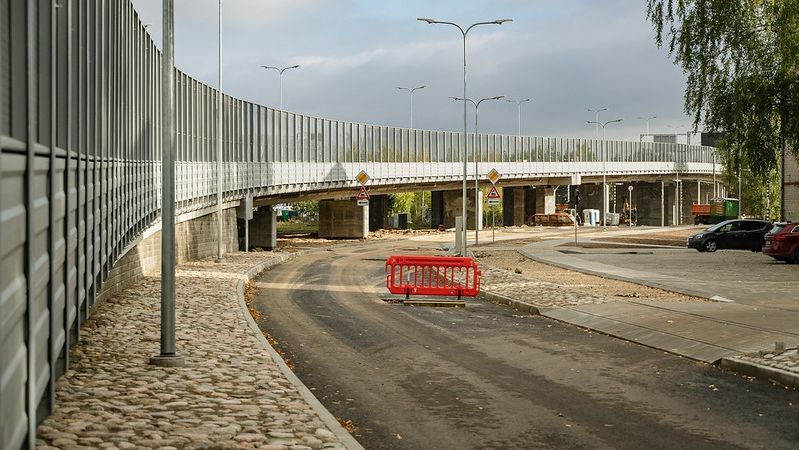 FOTO: Testē Sarkandaugavas pārvada nestspēju; darbus plānots pabeigt novembrī