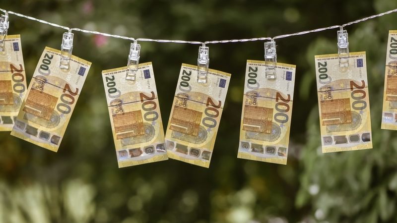 Konceptuāli vienojas par 200 eiro pabalstu pensionāriem un personām ar invaliditāti