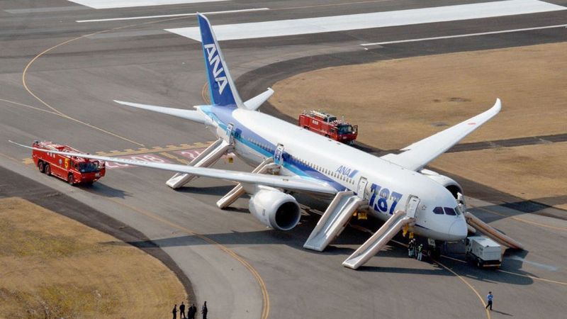 Japānas aviokompānijas nosēdina visas Dreamliner lidmašīnas