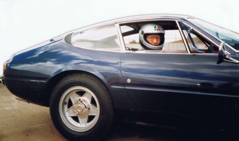 Pārdod Ferrari un ziedo 100 100 latus studentu atbalstam