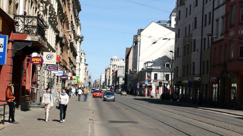 Rīgā spriež par jaunu velojoslu Barona ielā