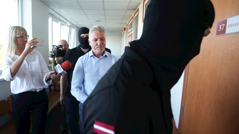 IDB Garbaram inkriminē krāpšanu un dienesta pilnvaru pārsniegšanu