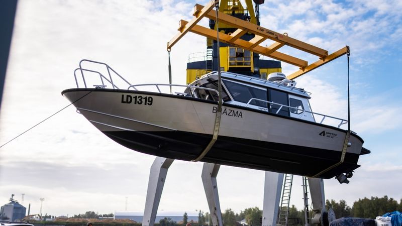 Rīgas ostā uzbūvēts daudzfunkcionāls ostas servisa kuteris