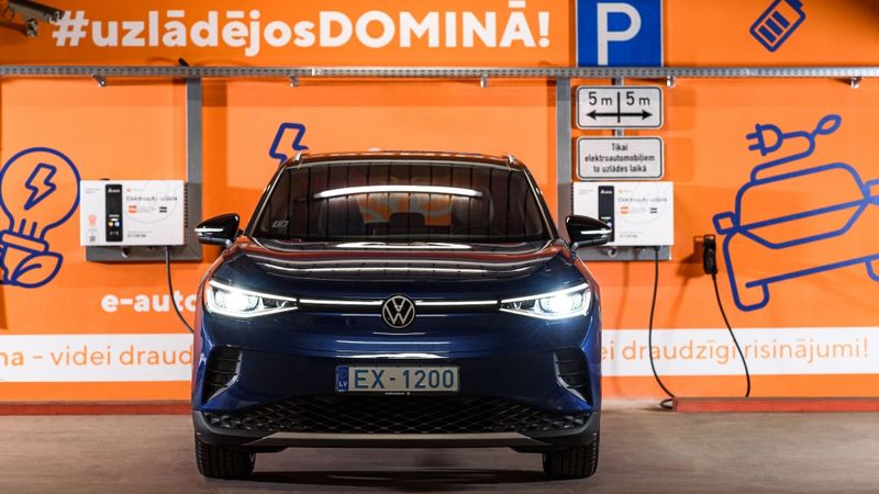 Investē 53 000 eiro jaunā elektroauto uzlādes stacijā Domina Shopping