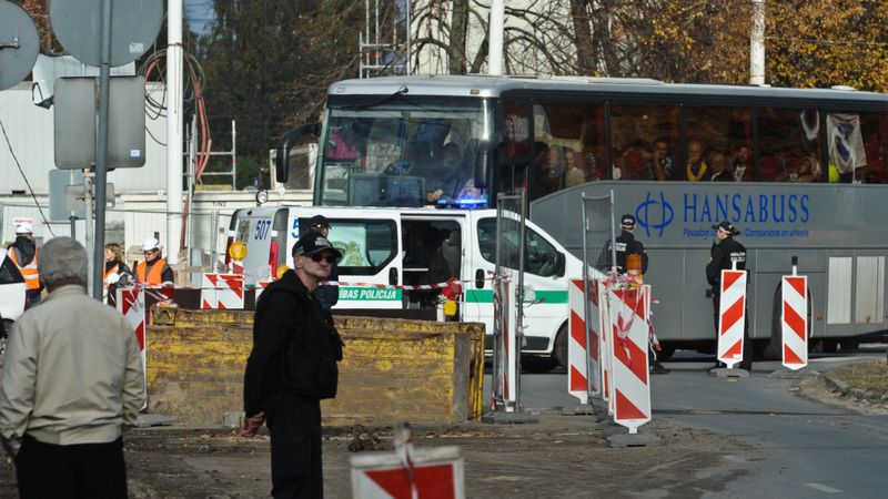 Fotoreportāža - Pie Gaismas pils atrastais lādiņš aizvests uz Ādažiem; satiksme atjaunota