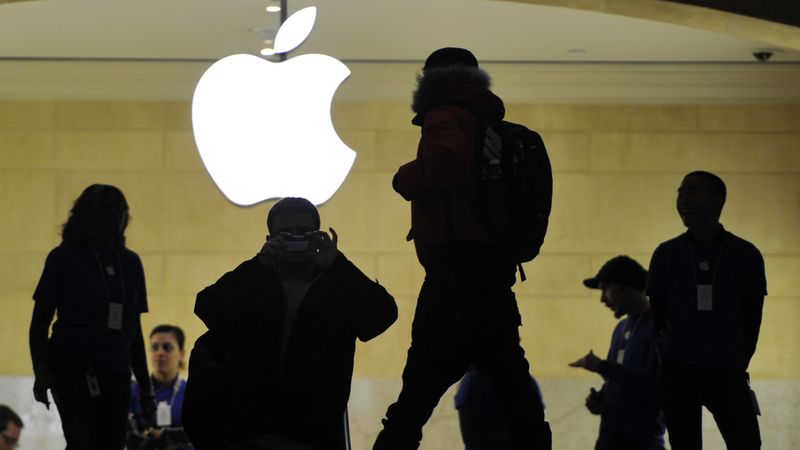 Apple akcijas vērtība nokrīt zem 400 dolāru atzīmes