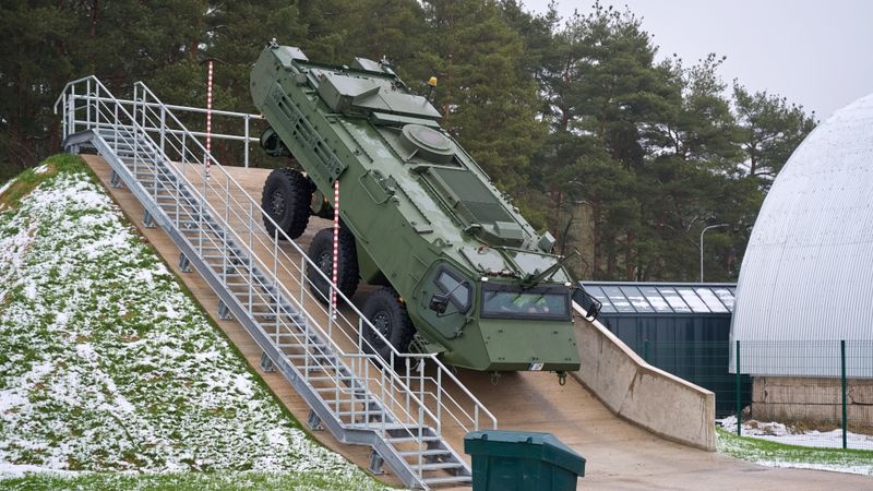 FOTO: Uzsāk Valmierā ražoto Patria 6x6 bruņutransportieru testēšanu pa koplietošanas ceļiem