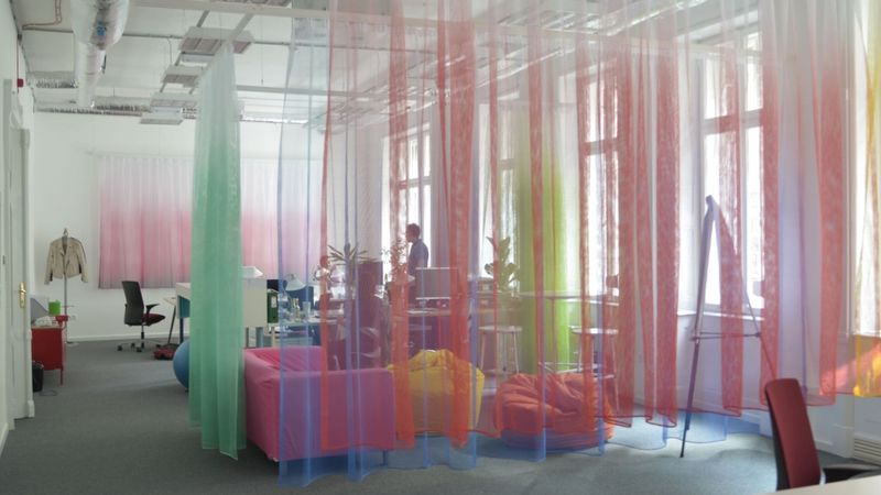 FOTO: Ieskats Infogr.am «mammas» Prezi birojā
