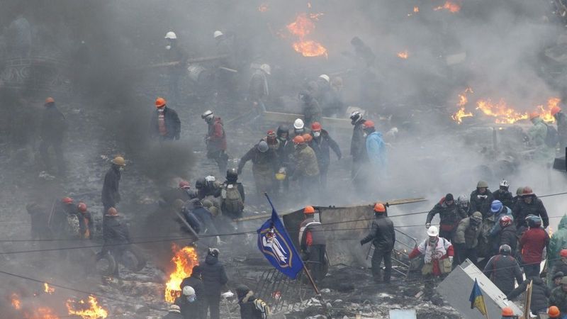 Protestētāji atspieduši milicijas spēkus no Kijevas Neatkarības laukuma; vēl viens bojāgājušais