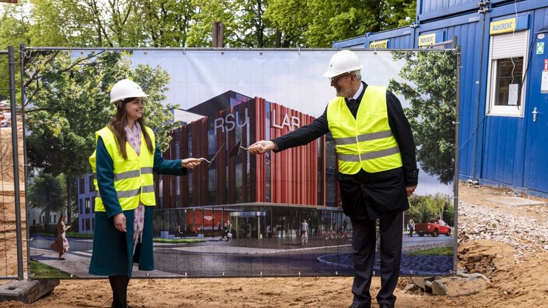 FOTO: Topošajā RSU farmācijas studiju un zinātnes kompleksā iemūrē kapsulu
