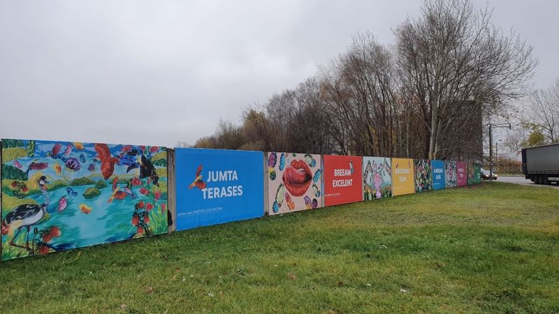 Būvlaukumu rotā Kristīnes Luīzes Avotiņas gleznas
