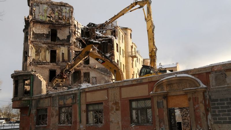 FOTO: Demontē pēdējās bīstamās detaļas Kalnciema ielas graustā