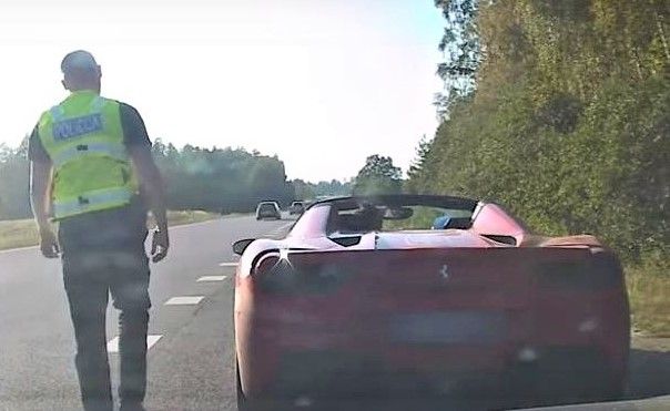 VIDEO: Aizturēts Ferrari vadītājs, kurš brauca ar ātrumu 213 km/h