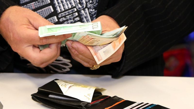 Bankām būs jāziņo par fiziskām personām, kuru konta apgrozījums gadā pārsniedz 15 000 eiro