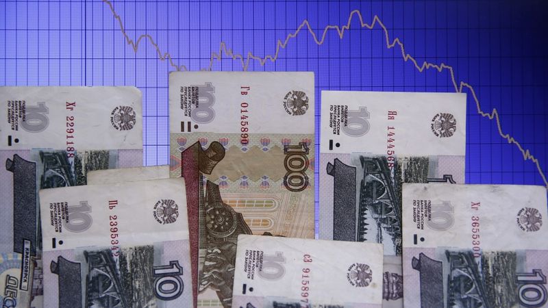 Papildināta - Rublis pēc Krievijas Bankas lēmuma celt likmes nogāžas par gandrīz 20%
