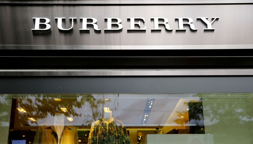 Burberry sadedzina somas, apģērbu un smaržas vairāku miljonu vērtībā