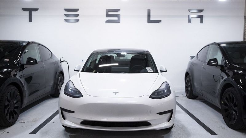 Tesla Ķīnā atsauks vairāk nekā 285 000 automobiļu