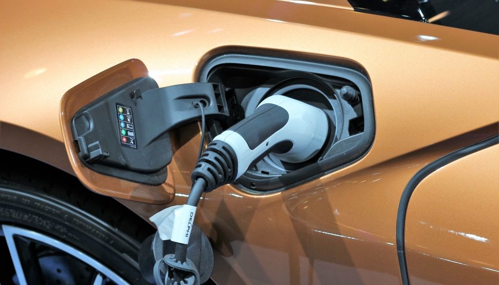 Swedbank: Latvijā mainās auto izvēles paradumi – dīzeli aizstāj hibrīdi un elektroauto