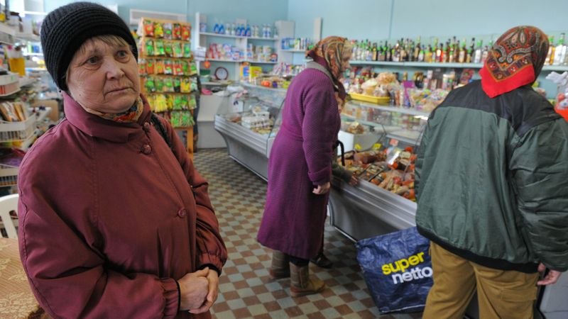 Mazos veikaliņus uztur pļāpīgi pensionāri