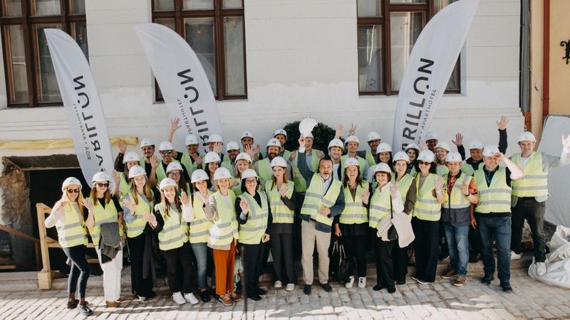 Vecrīgā topošā apartamentu viesnīca Carillon Aparthotel nosvin spāru svētkus