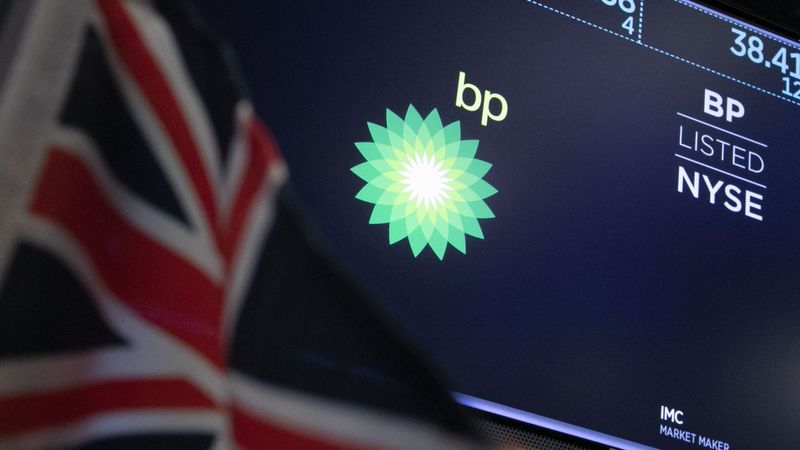 Britu mārciņas vērtība pieaug, akciju cenas Volstrītā krītas