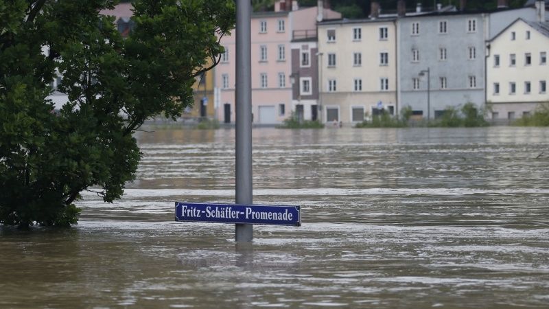 Papildināta – Plūdu dēļ Centrāleiropā tūkstošiem cilvēku pamet savus mājokļus