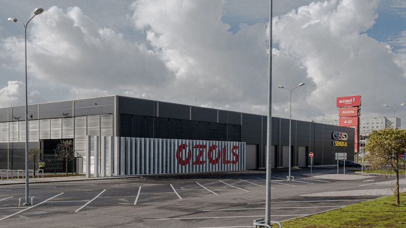 FOTO: Tirdzniecības centrā Ozols atklāts lielākais K Senukai Latvijā