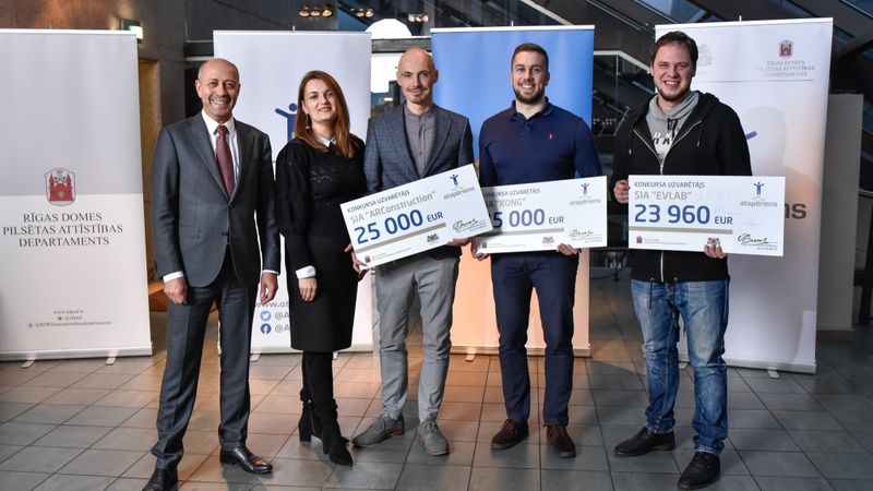 Trīs uzņēmumi Atspērienā tiek pie 75 000 eiro viedpilsētu risinājumiem