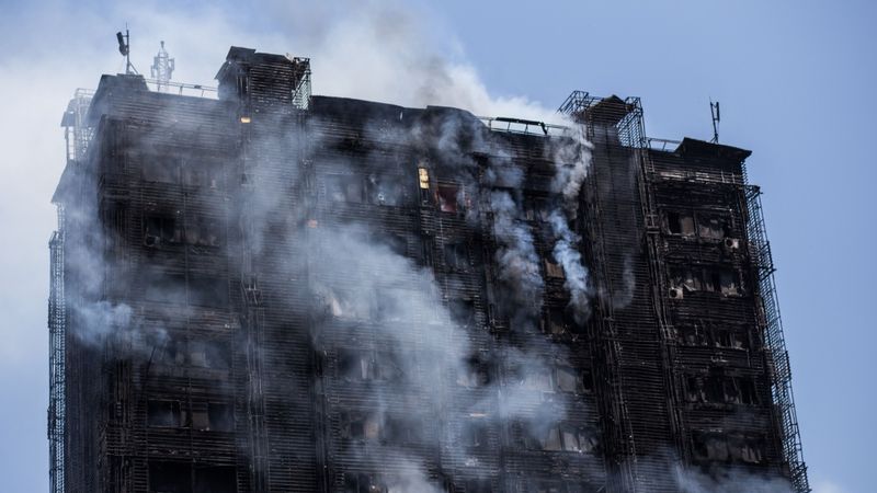Nekvalitatīva apšuvuma dēļ 16 stāvu namā Baku izceļas traģisks ugunsgrēks