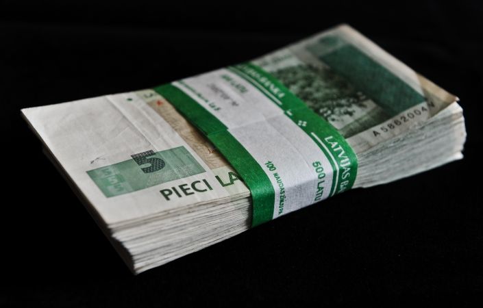 Skaidras naudas ierobežošanā nedaudz atkāpjas