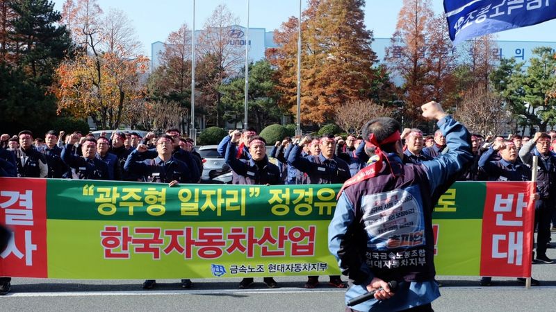 Hyundai un Kia darbinieki protestē pret ieceri būvēt zema atalgojuma rūpnīcu